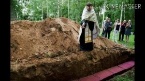 Бросаем горсть земли на могилу.