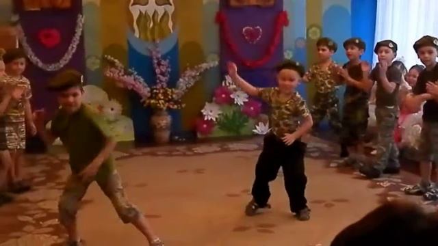Детский сад "Малыш" 8 марта (танец солдат) смотреть онлайн