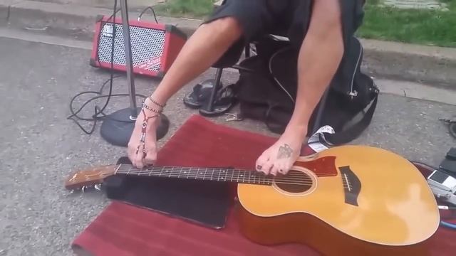 ? Уличный музыкант без рук играет на гитаре.mp4 смотреть онлайн