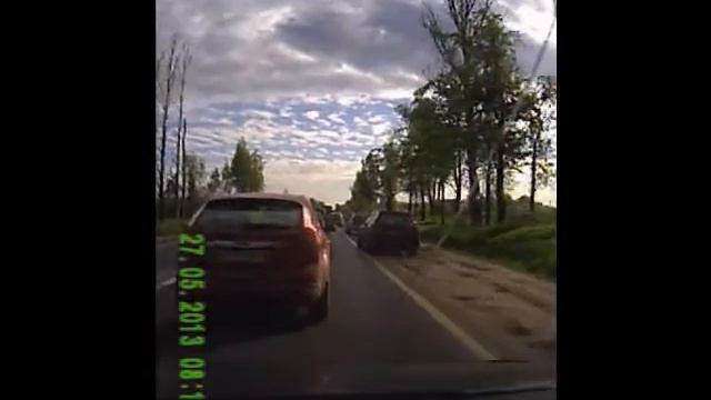 По обочине 6 машин подрят.. смотреть онлайн