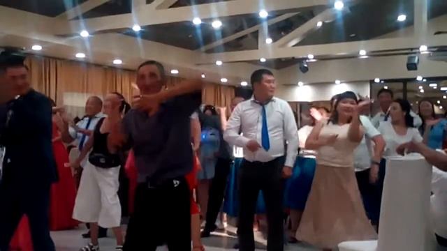 Танец друзей и родственников смотреть онлайн