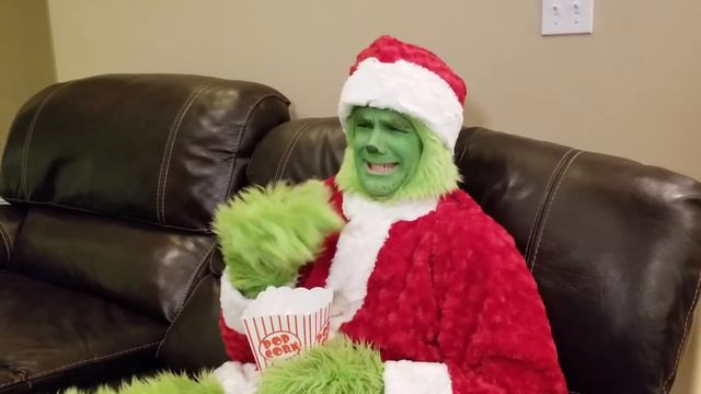 Escape the Babysitter (Again)! The Grinch Babysitter Showdown To Save Christmas! Fun Squad смотреть онлайн