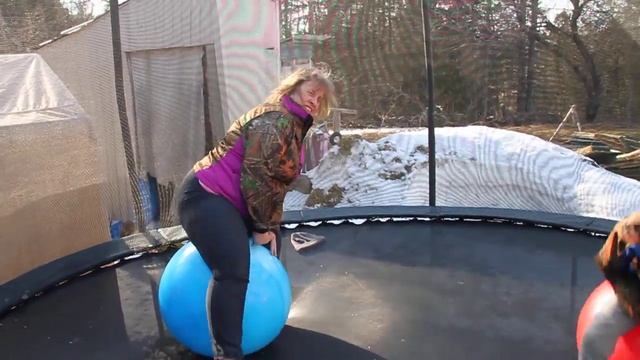 Hoppy Ball on Trampoline смотреть онлайн