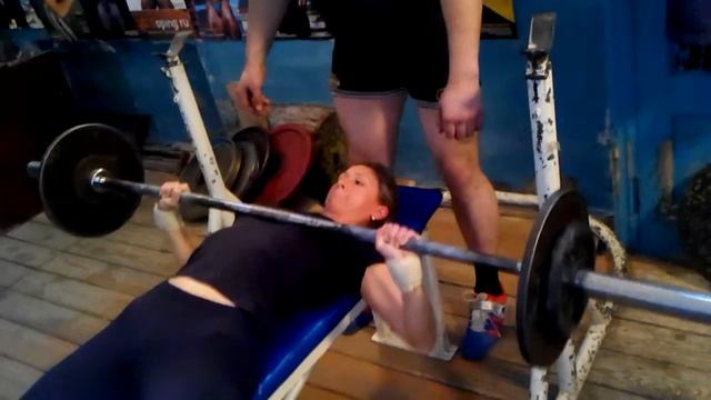 Жим штанги лёжа 50/5 вес Марины 50 кг смотреть онлайн