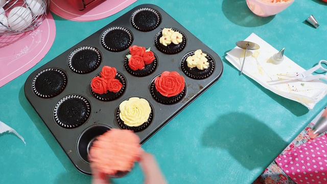 Full Blooms Cupcakes \\ How to make Floral Cupcakes Using Whipped Cream смотреть онлайн
