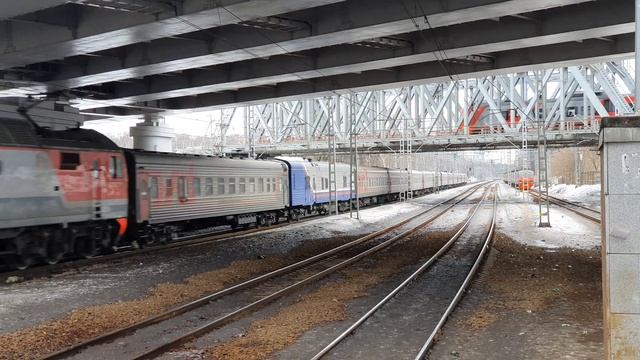 движение на всех уровнях! ЭП2К-330 с поездом №16 Москва-Архангельск | Ростокино смотреть онлайн
