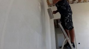 Как правильно шпаклевать по штукатурки