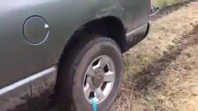 Как выехать из грязи без лопаты смотреть онлайн