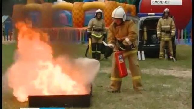 Смоленские спасатели провели показательные выступления для детей смотреть онлайн