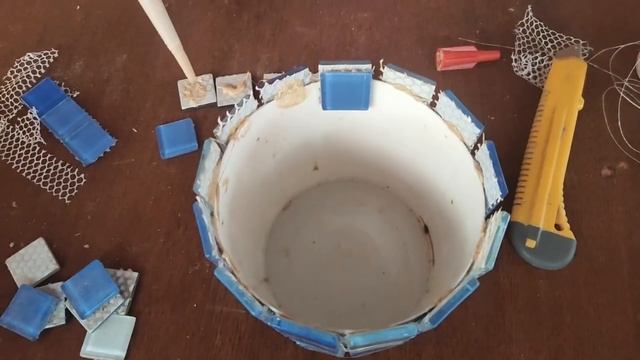 Декоративный горшок из пластиковых вёдер для ванной комнаты