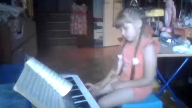 Дочь Саша играет на синтезаторе смотреть онлайн