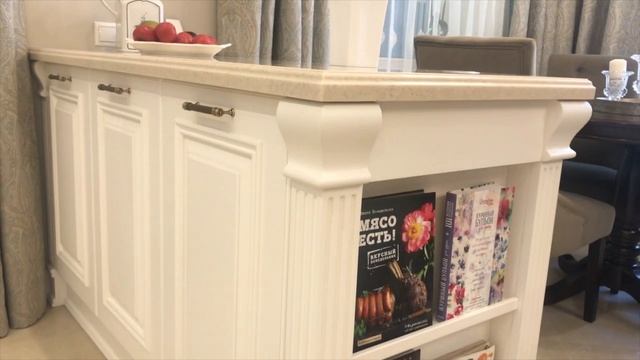 ЭКСКЛЮЗИВНАЯ КУХНЯ С ОСТРОВОМ В СТИЛЕ СОВРЕМЕННАЯ КЛАССИКА ОТ МЕБЕЛЬНОЙ ФАБРИКИ КУЗНЕЦОВ смотреть онлайн