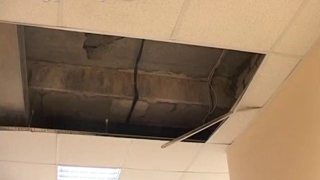 За неделю до открытия крышу нового аэровокзала Благовещенска повредил упавший многотонный ... смотреть онлайн