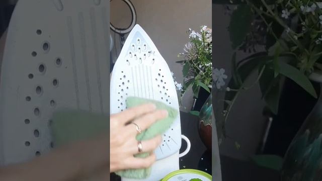 Как быстро почистить утюг #дом #уборка #чистка #полезныесоветы #лайфхаки смотреть онлайн