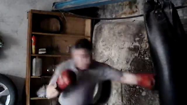 Бокс в гараже, работа на груше смотреть онлайн