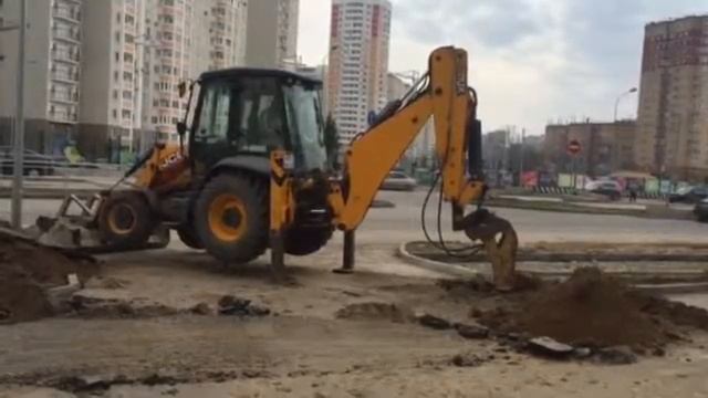 Экскаватор погрузчик JCB 3CX - Работа гидромолотом смотреть онлайн