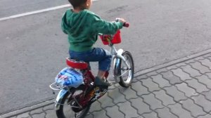 Как научить ребенка кататься на двухколесном велосипеде.