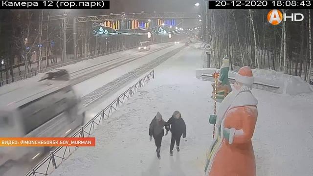 В Мончегорске девчушки отняли у Деда Мороза посох и оторвали руку! смотреть онлайн
