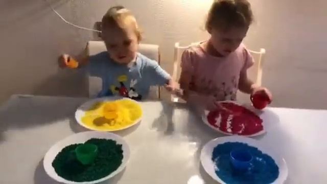 Игры с цветным рисом! Игра для малышей Смотреть всем! смотреть онлайн