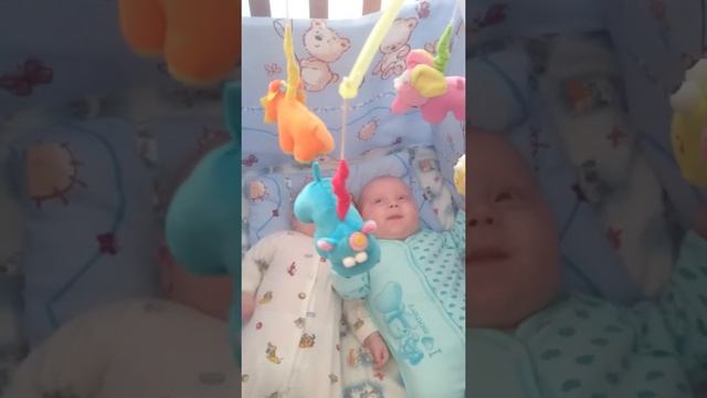 Близнецы. Мальчикам 2 месяца. смотреть онлайн