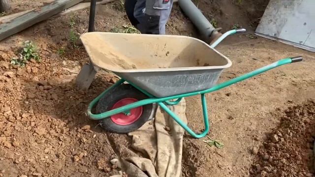 18.09.20. Засыпаем септик до «горлышек» и делаем глиняный замок вокруг погреба. смотреть онлайн