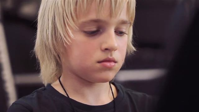 Enrico Noel Czmorek Kurzweil digitális zongorán Bach-ot játszik смотреть онлайн