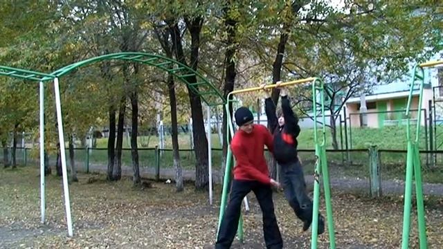 Как научиться подъём переворотом на турнике - подъём с переворотом урок - школа турника Красноярск смотреть онлайн