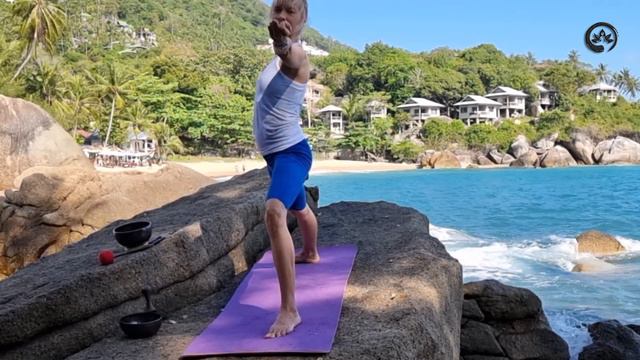 Красивая Йога на Самуи. Комплекс для снятия усталости на муладхара чакре 15 минут | Йога Хаб Клуб смотреть онлайн