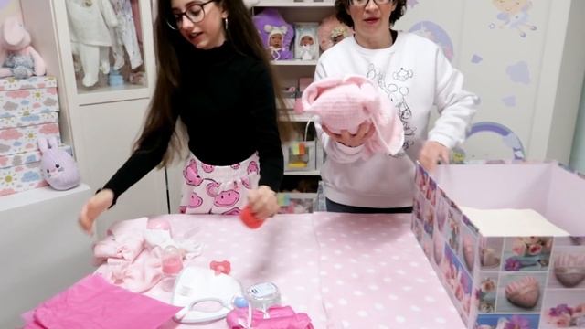 Nicole llora y está muy triste su madre le ha vendido a uno de sus reborn смотреть онлайн