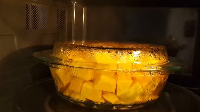 [Eng] Тыквенное пюре в микроволновке! Самый быстрый метод! Pumpkin puree! The fastest method! смотреть онлайн