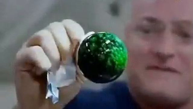 Эксперименты на МКС. Добавление различных веществ в водяной шарик. смотреть онлайн