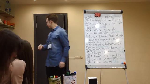 Игра в крокодила по-английски: totalitarian government (объясняет Антон) смотреть онлайн