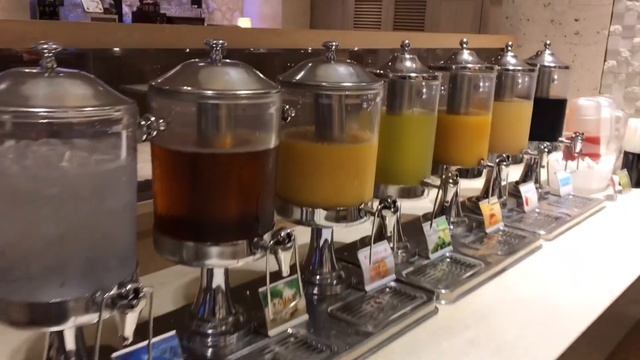 リーズナブルにハワイ気分を味わえる!朝食バイキング、ブルールーフのプールやビーチを紹介 モントレ沖縄 【沖縄旅行vlog】【恩納村】 смотреть онлайн