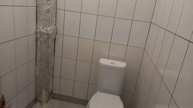 Укладываю плитку в туалете. смотреть онлайн