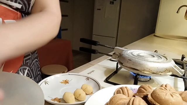 ОЧЕНЬ ВКУСНЫЕ ОРЕШКИ СО СГУЩЁНКОЙ И ГРЕЦКИМ ОРЕХОМ!!! смотреть онлайн