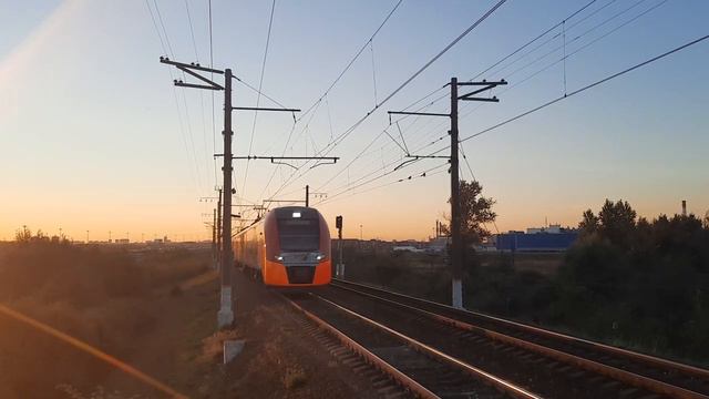 ЭС2Г-099 "Ласточка" с пригородным сообщением: "Санкт-Петербург - Луга" проследует о.п. Аэропорт смотреть онлайн
