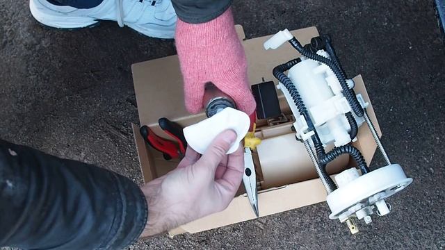 7.7 На бензонасосе меняем фильтр грубой очистки смотреть онлайн