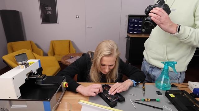 Patrycja wymienia baterię w iPhonie 12 смотреть онлайн