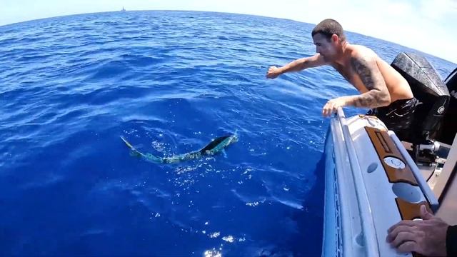 Рыбалка с парнями далеко в океане. Проигравший... смотреть онлайн