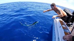 Рыбалка с парнями далеко в океане. Проигравший...