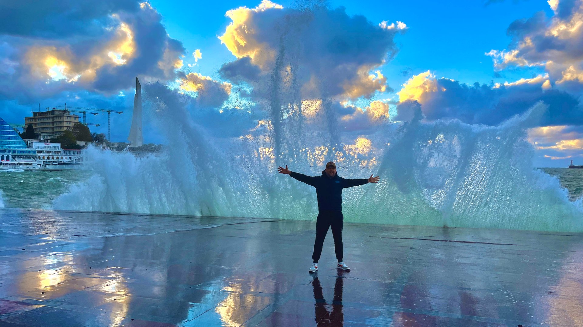 Давно такого не БЫЛО: ЛЮТЫЙ ШТОРМ в ЦЕНТРЕ Севастополя!Волны НАКРЫВАЮТ всю набережную КОРНИЛОВА!2022 смотреть онлайн