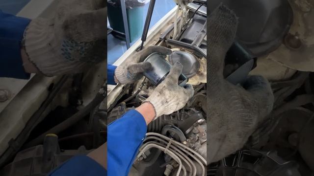 Замена топливного фильтра на Audi 100 смотреть онлайн