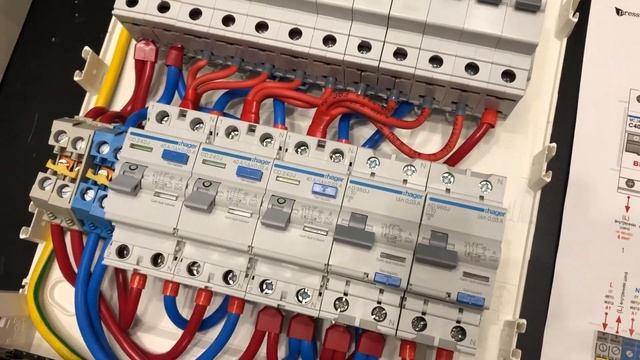 Простой компактный электрощит на модульном оборудовании HAGER смотреть онлайн
