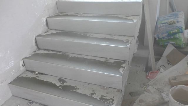 Очередная облицовка лестницы керамогранитом . смотреть онлайн