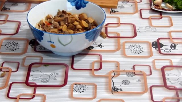 Постный салат из квашенной капусты и маринованных грибов смотреть онлайн