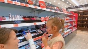 Девочка в магазине косметики.  Детская косметика.