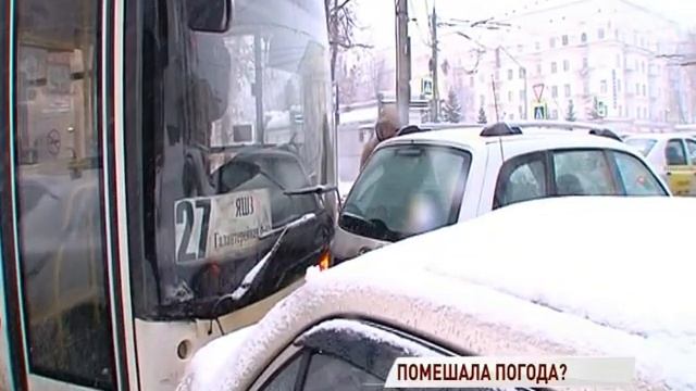 В Ярославле пассажирский автобус протаранил легковушку смотреть онлайн