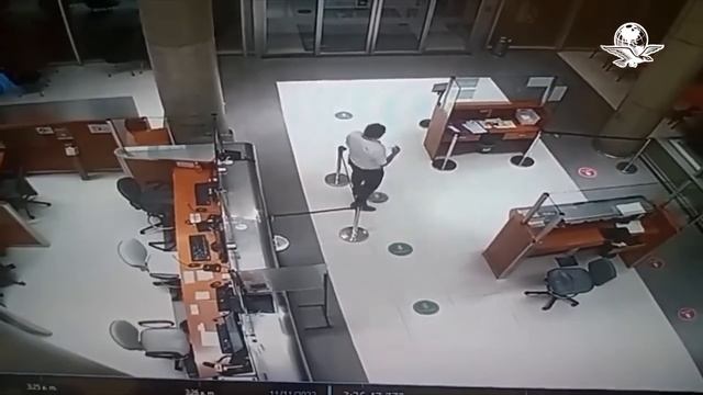 Vaya susto. Guardia de seguridad recibe y atiende a fantasma en un sanatorio смотреть онлайн