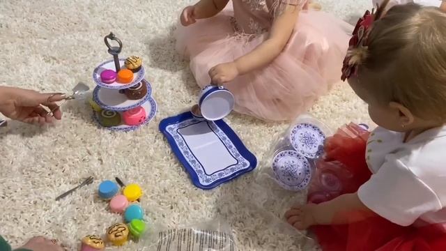 Катя и Лера открывают ПОДАРКИ! Видео для детей! смотреть онлайн