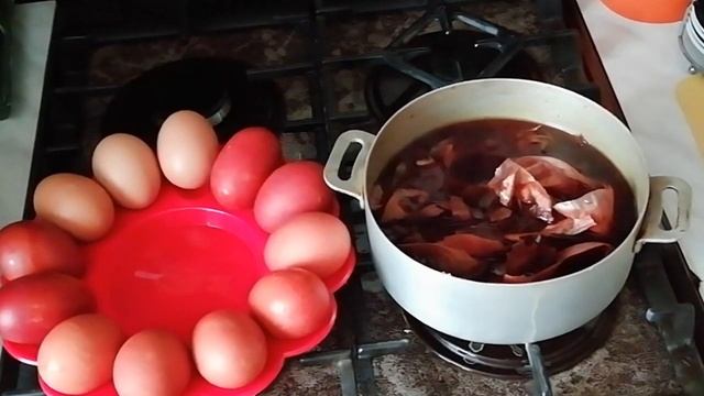 КАК ПОКРАСИТЬ ПАСХАЛЬНЫЕ ЯЙЦА В ЛУКОВЫХ ПЕРЬЯХ. смотреть онлайн
